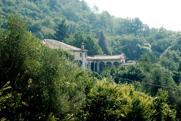 La villa e il Monte Ricco /></p>
      </div></td>
  </tr>
  
  <tr>
    <td><div align=